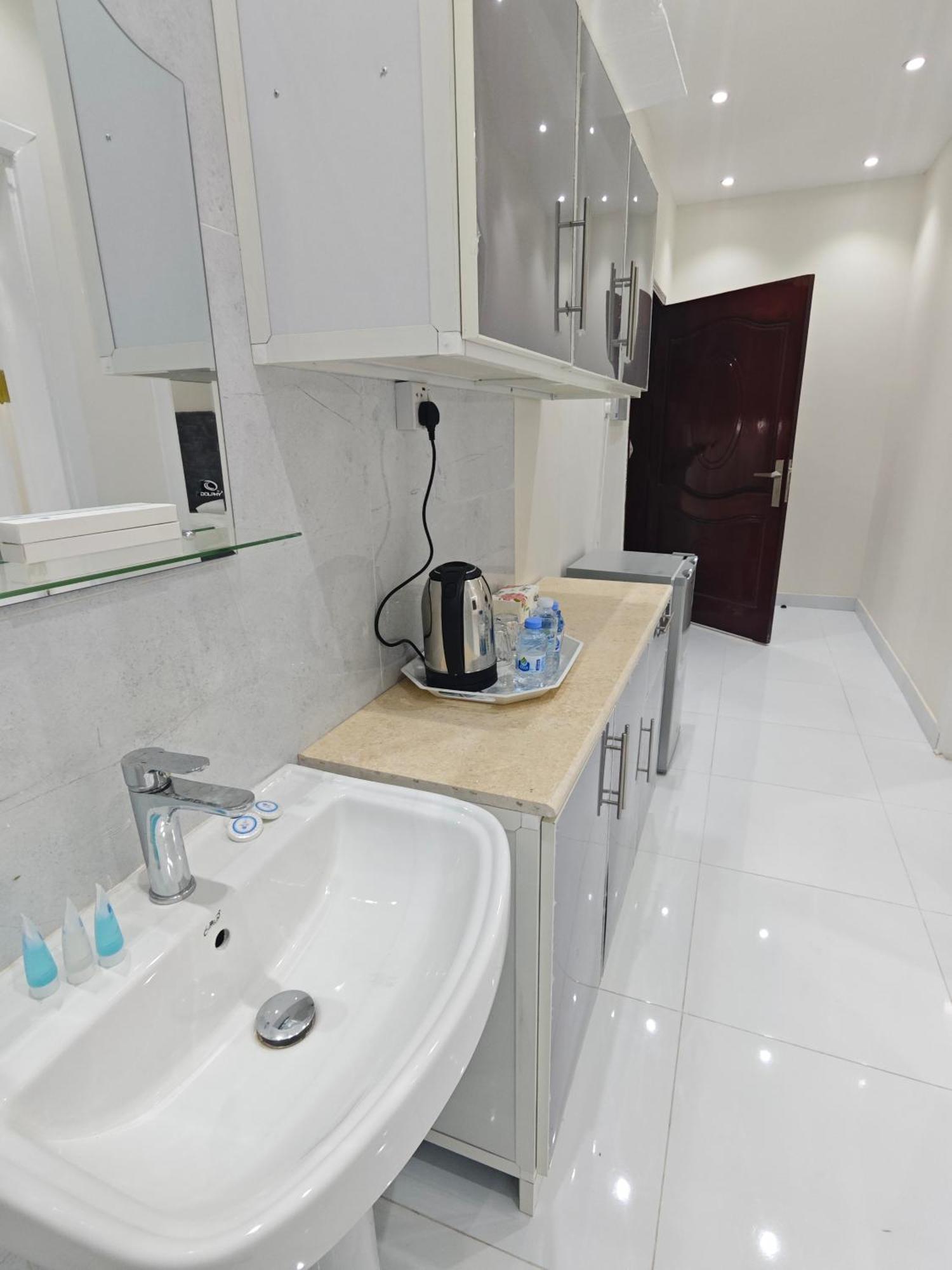 Yaqoot Al Madina Suites Al Awali Exteriér fotografie